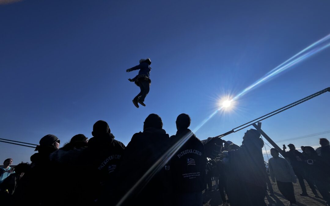 Ο Γιώργος Αυγερόπουλος μοιράζεται στο ShortStories.gr την εμπειρία του από τη γιορτή Nalukataq στην Αλάσκα, στα γυρίσματα του Mankind’s Folly